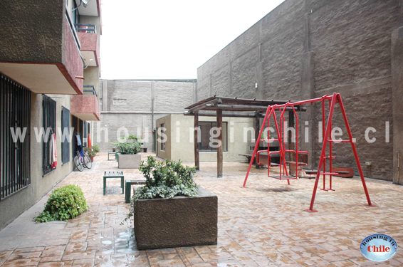 PF-HL: El edificio cuenta con patio interior con juegos infantiles