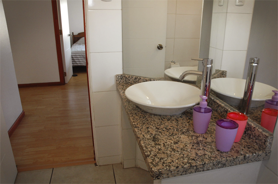 RE-CG: Baño del segundo piso compartido por habitaciones 4, 5 y 6