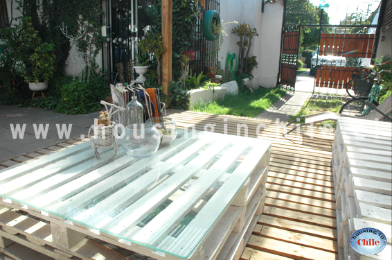 RE-AC: Vista desde el patio hacia el antejardín y estacionamiento