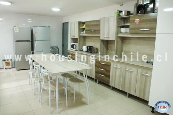 RE-JZ: Cocina equipada con micro-ondas, ollas, vajilla, vasos y cuchilleria