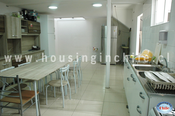 RE-JZ: Cocina con dos cocinas a gas y tres refrigeradores