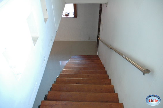 RE-CM: Escalera al segundo piso con 3 habitaciones en casa principal