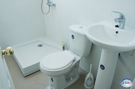 RE-CM: Baño compartido por 2 personas en apartamento en 2do piso