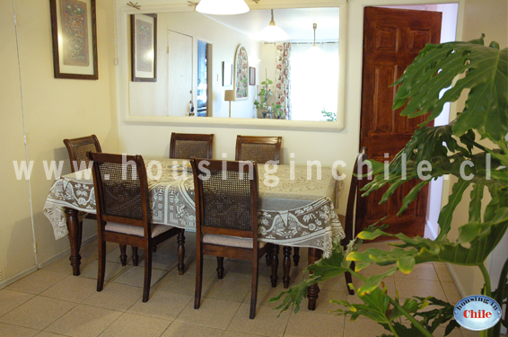SH-ML: Comedor y vista hacia puerta de habitacion en alquiler