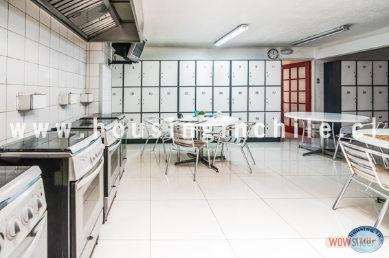 RE-AM: Access to kitchen and dining area