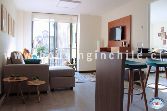 RE-LS: Lounge area with TV plus balcony