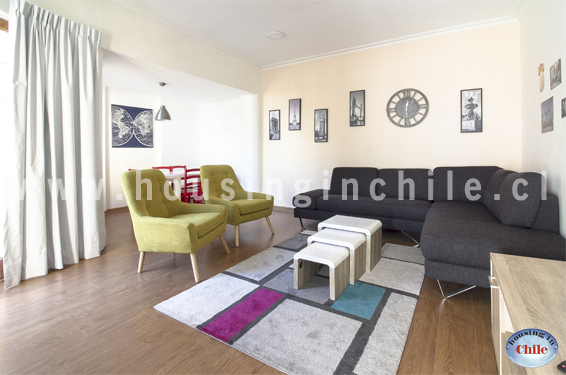 RE-RY: Lounge with TV and dining area