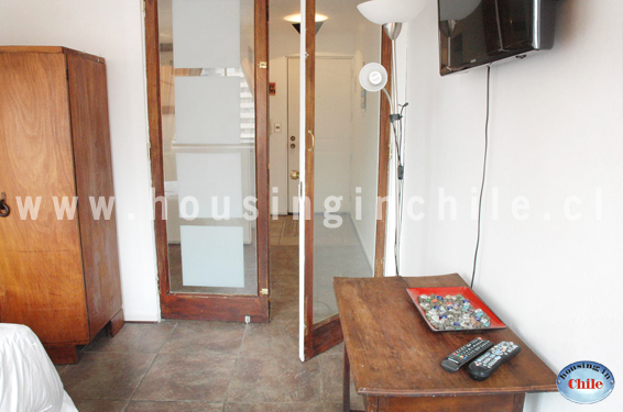 SH-MB: Single room 1 with desk